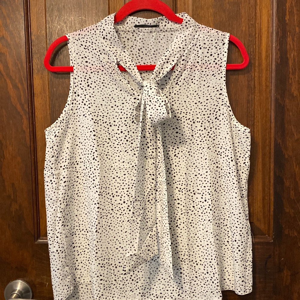 Shein white and black sleeveless blouse. Size medium